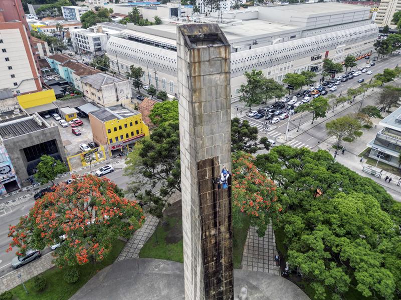 Alpinistas urbanos fazem a limpeza do obelisco da Praça 19 de Dezembro