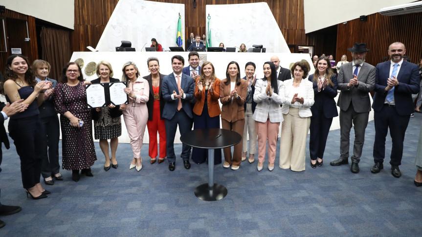 Assembleia Legislativa do Paraná firma compromisso para obter selo nacional de combate à violência contra as mulheres