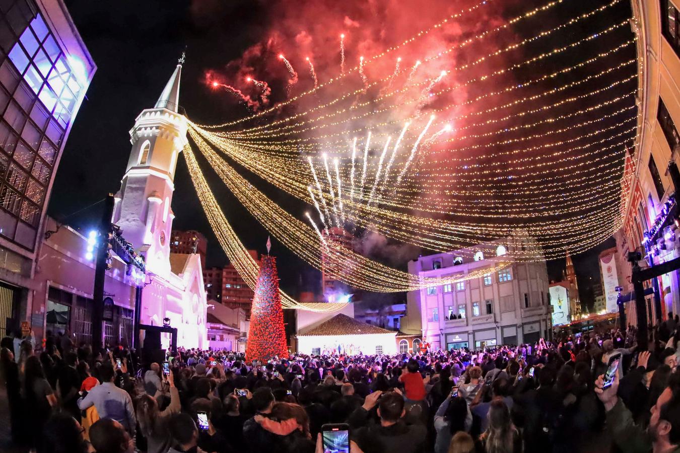 Auto do Largo da Ordem leva luzes e cortejo com personagens natalinos ao Centro Histórico