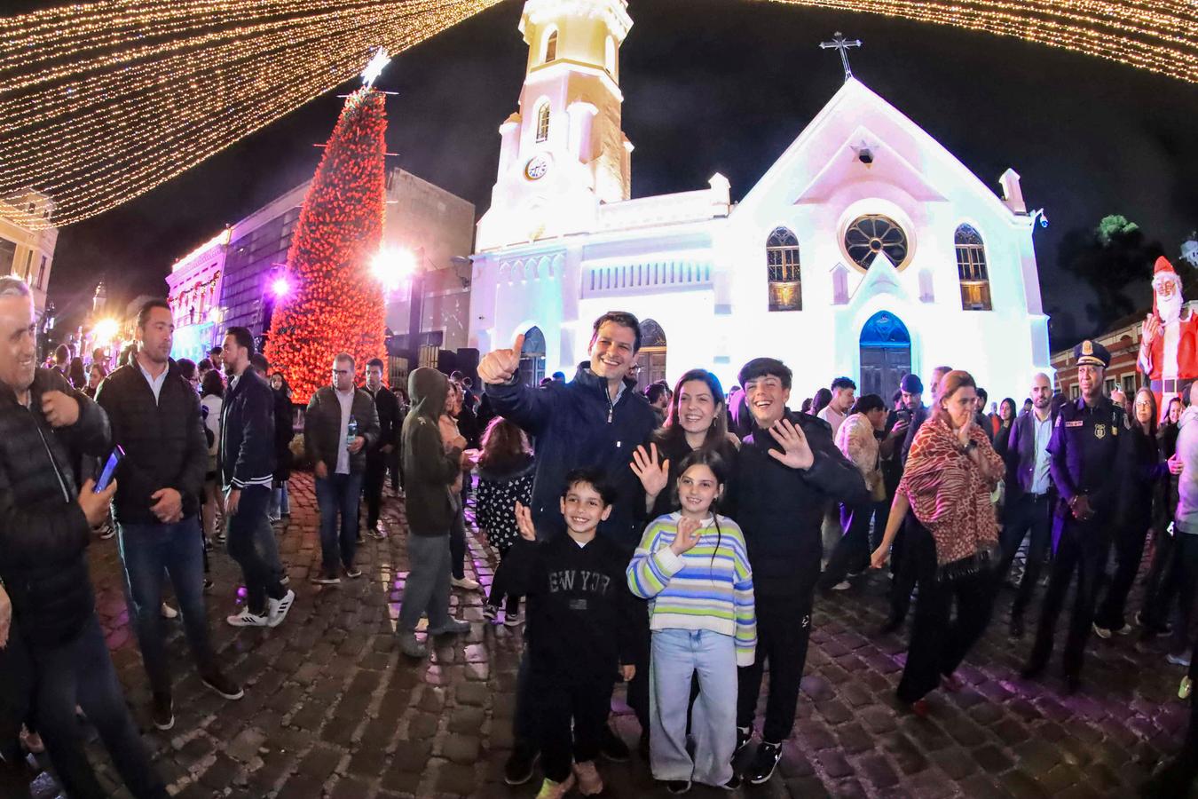 Auto do Largo da Ordem leva luzes e cortejo com personagens natalinos ao Centro Histórico