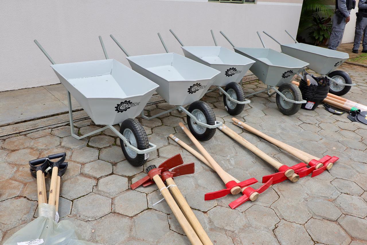 Carrinhos de mão feitos por presos de Piraquara estão sendo usados em Rio Bonito do Iguaçu