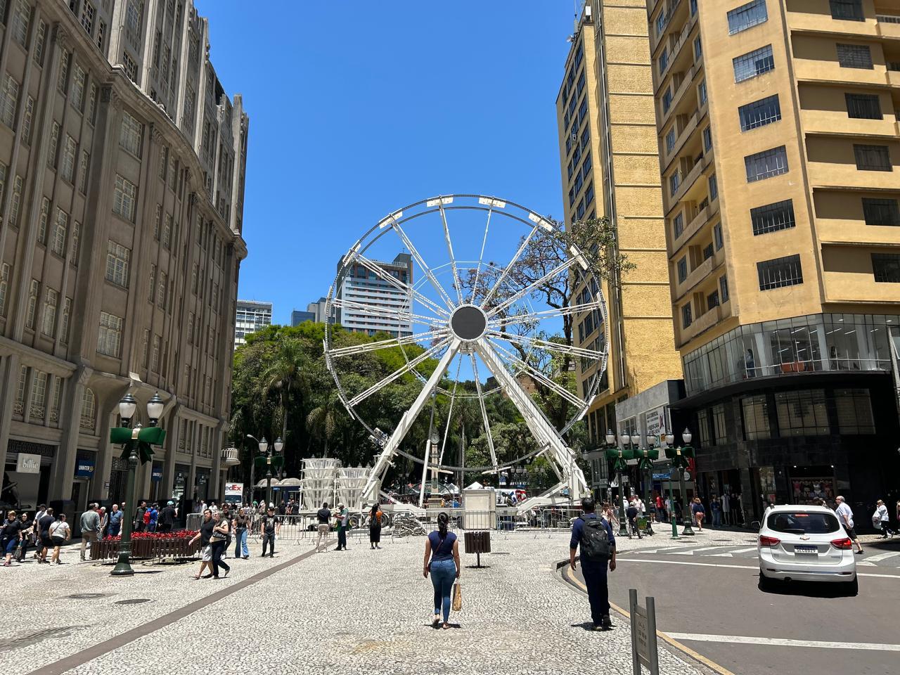 Com 22 metros de altura, roda-gigante é montada para o Natal de Curitiba na Rua XV de Novembro