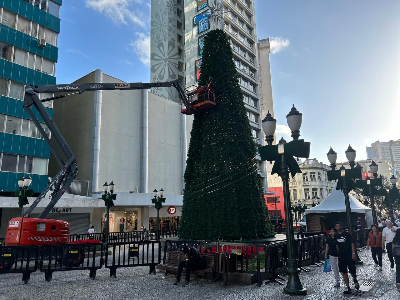 Com 22 metros de altura, roda-gigante é montada para o Natal de Curitiba na Rua XV de Novembro