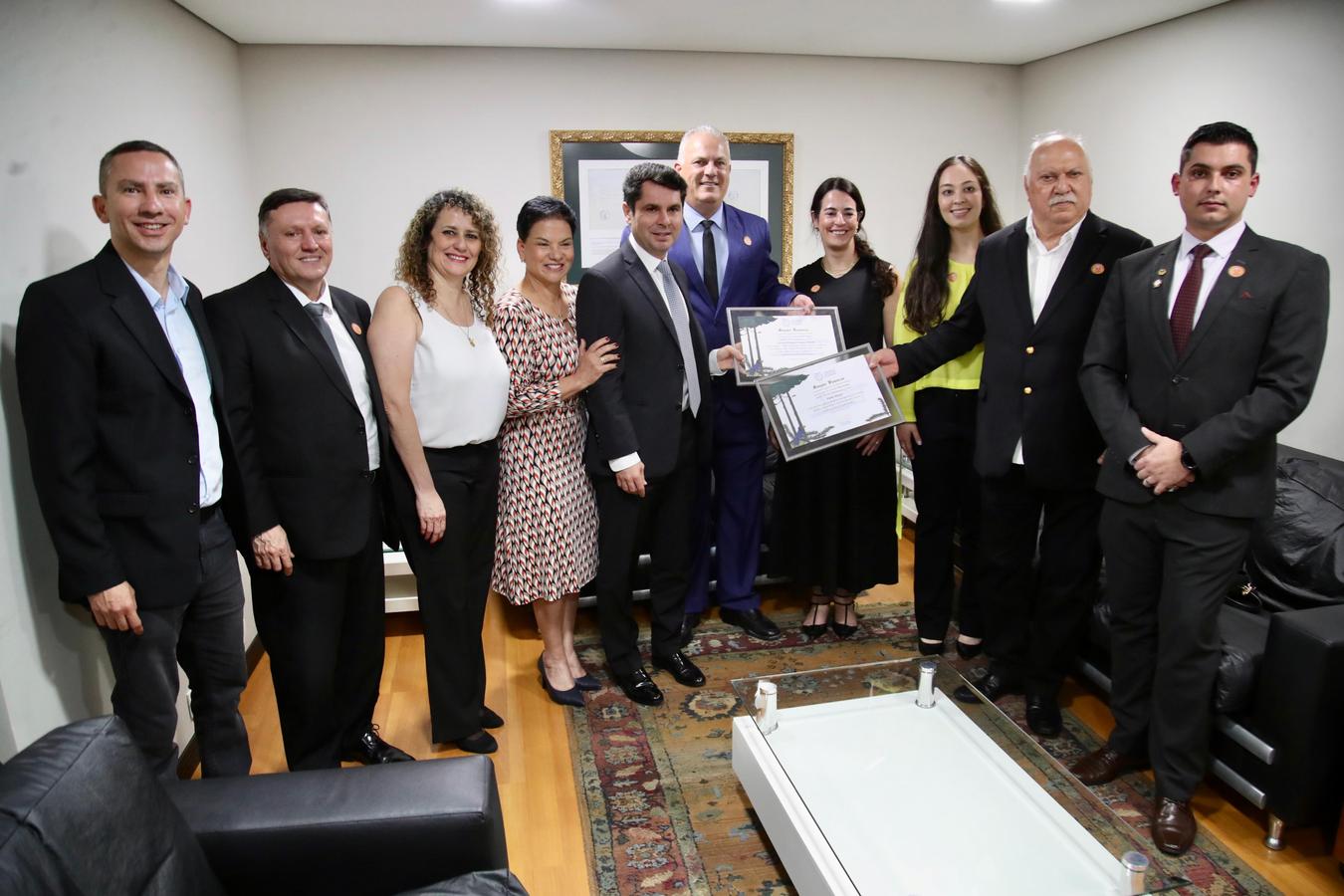 Deputada Marli entrega homenagem aos fundadores da Rede Nacional Inn Hotéis