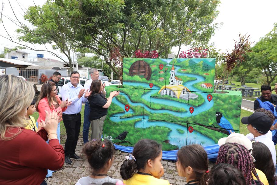 Dia do Rio: grafitagem é instalada no Marco Zero do Rio Iguaçu