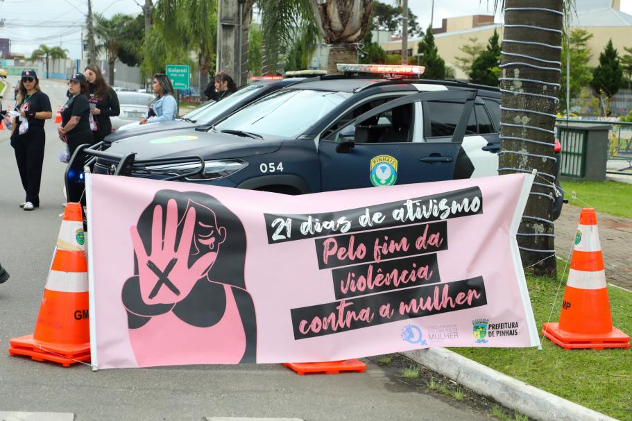 Distribuição de flores neste sábado (29) dá continuidade à campanha "21 Dias de Ativismo"