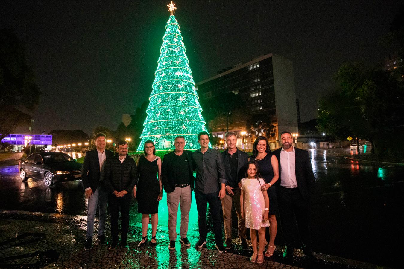 Eduardo Pimentel acende Árvore de Natal da Volvo de 18 metros e abre noite de celebrações no Centro Cívico