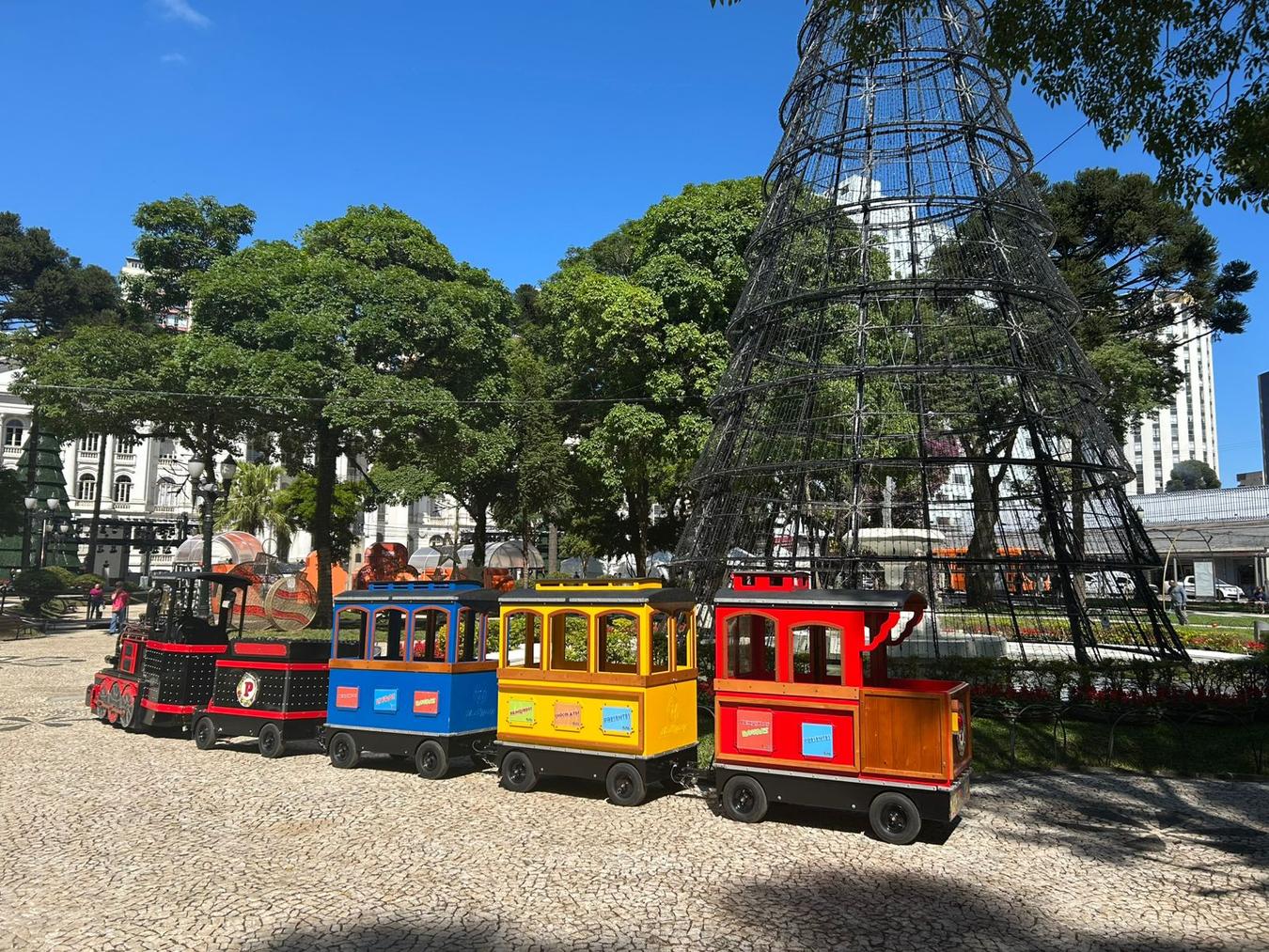 Famílias podem passear de graça no trenzinho elétrico da Praça Santos Andrade