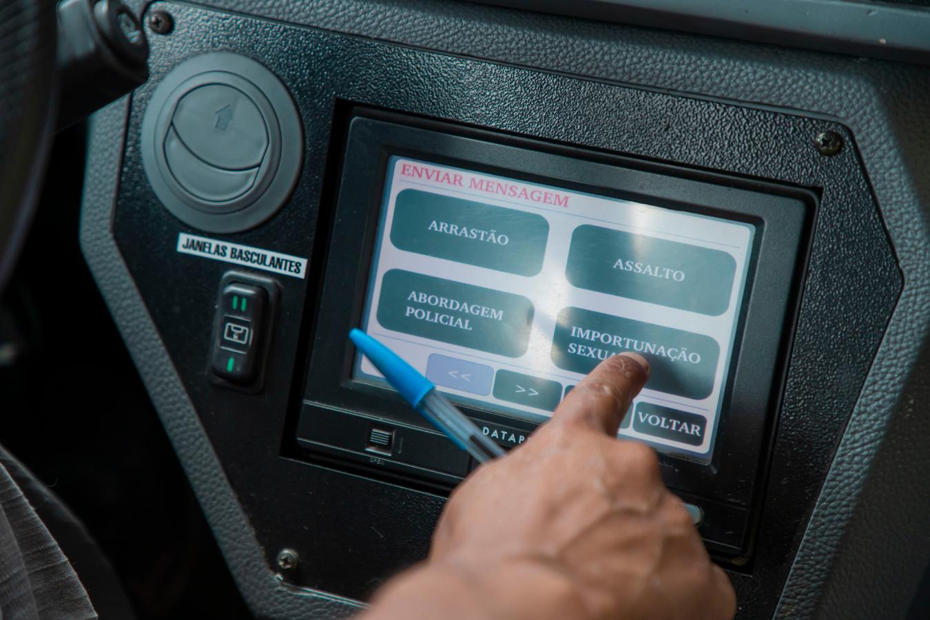 Frota de ônibus de Curitiba têm botão para denunciar assédio sexual e alertar a Guarda Municipal