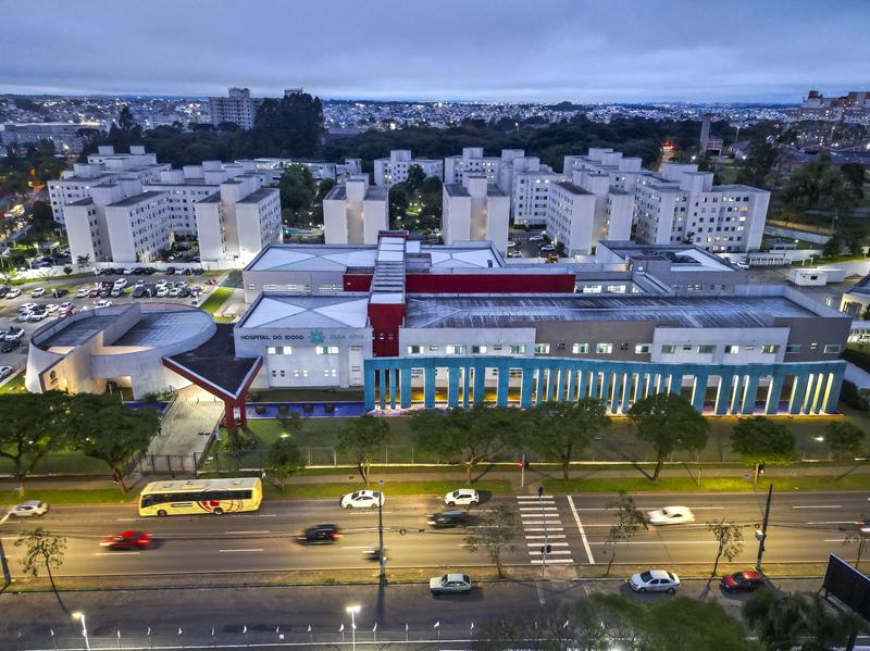 Hospital do Idoso Zilda Arns em Curitiba ganha nova iluminação cênica que valoriza a arquitetura e o acolhimento dos pacientes