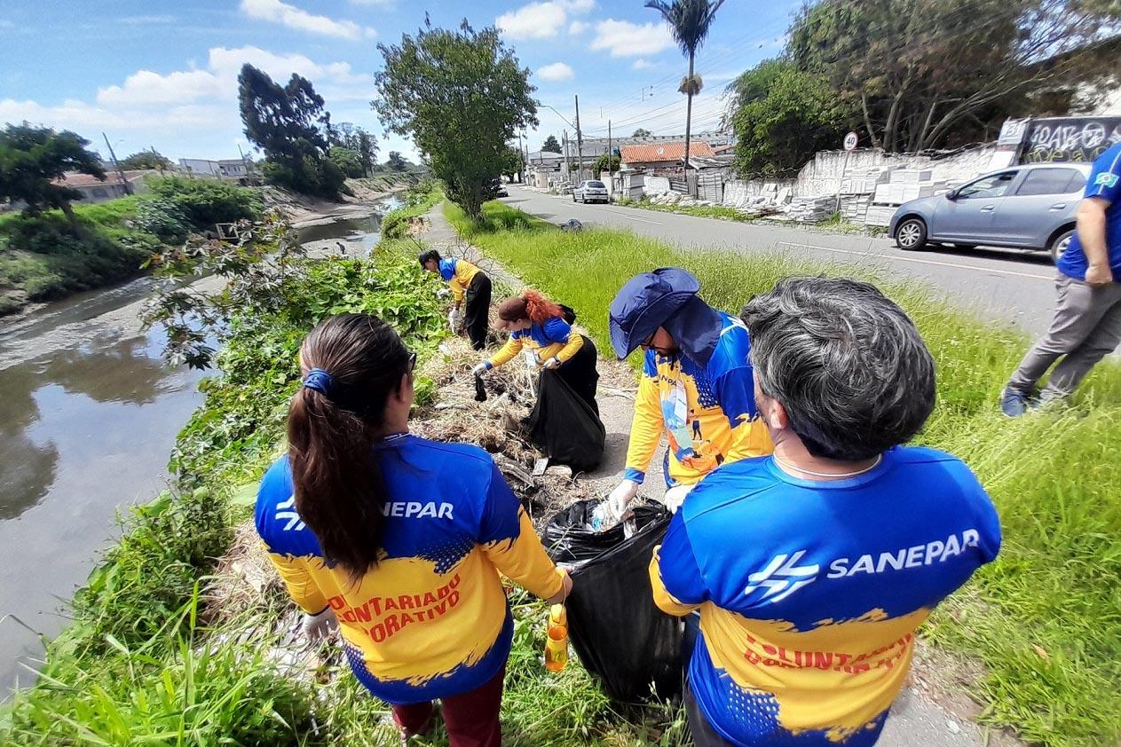 Iguaçu Vivo: voluntários retiram lixo e entulho das margens do maior rio do Paraná