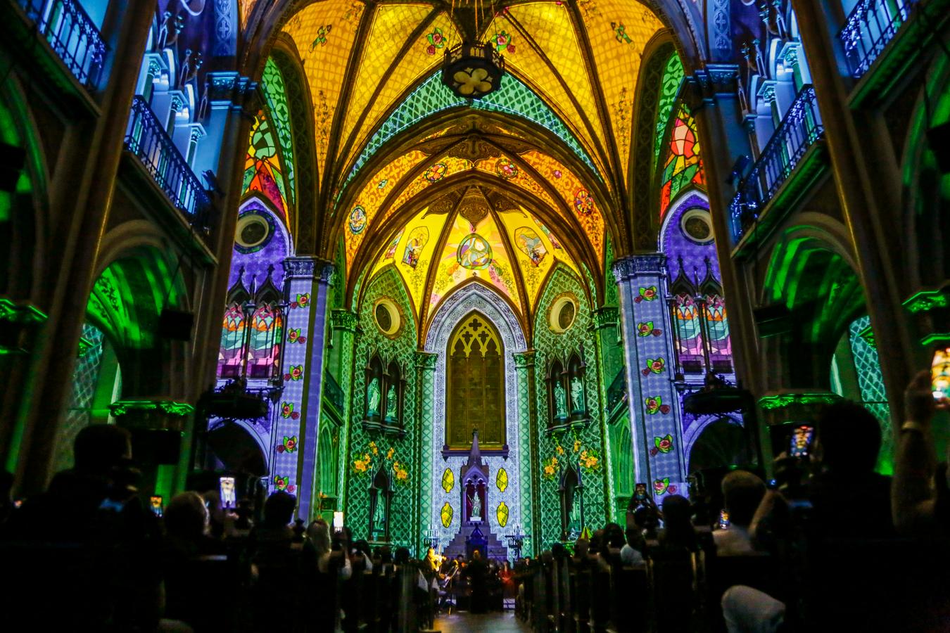 Interior da Catedral de Curitiba se transforma em uma tela viva com pintura digital