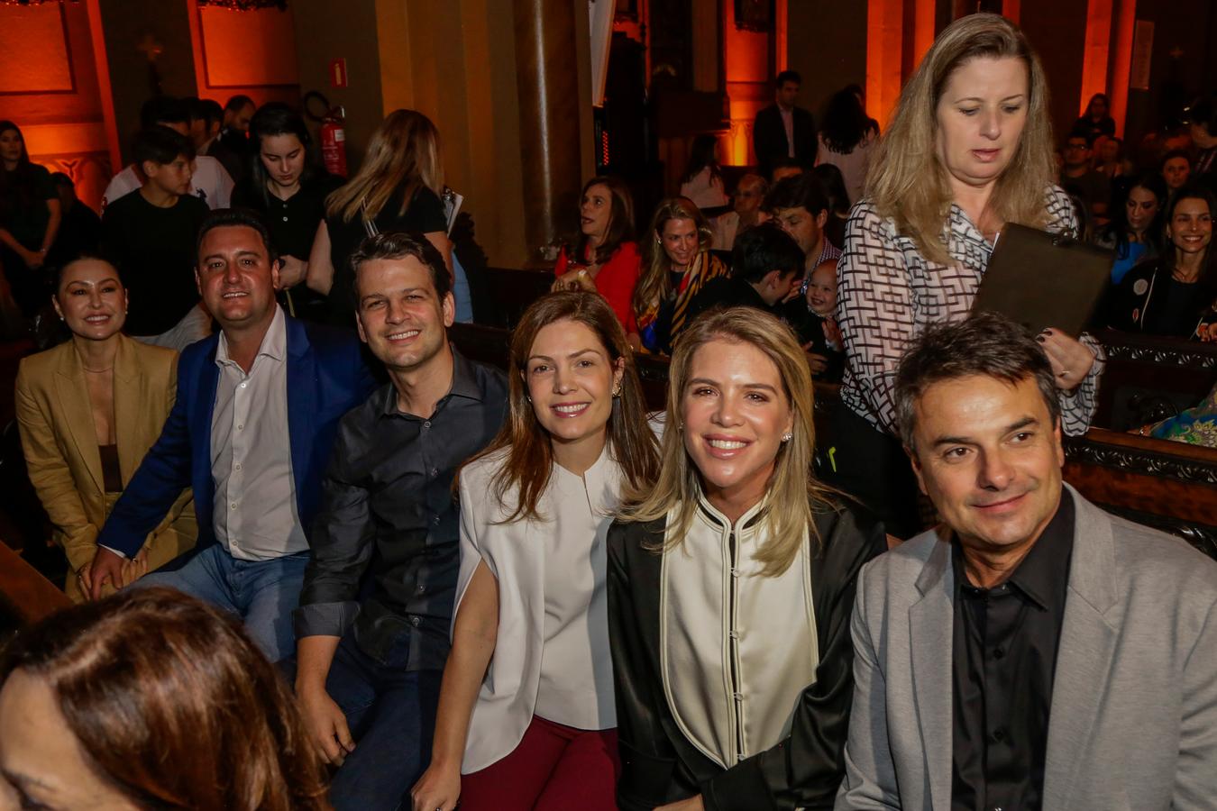 Interior da Catedral de Curitiba se transforma em uma tela viva com pintura digital