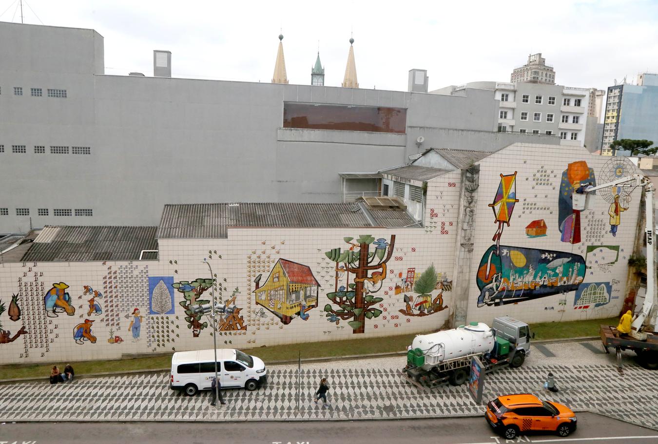 Limpeza e pintura revitalizam imóveis históricos na Travessa Nestor de Castro onde será construída a Rua da Memória