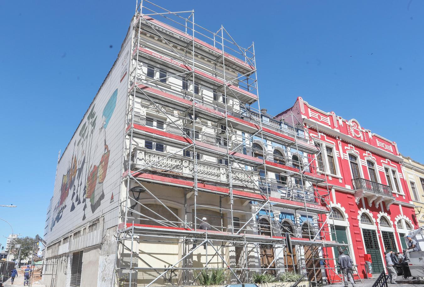 Limpeza e pintura revitalizam imóveis históricos na Travessa Nestor de Castro onde será construída a Rua da Memória