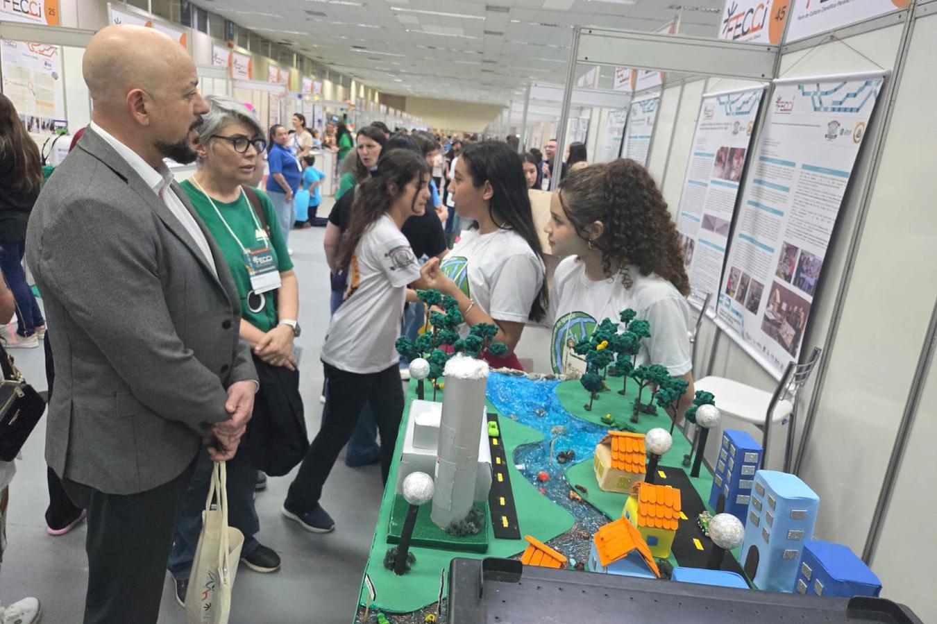 Mais de 15 mil pessoas devem passar pela Feira de Cultura Científica Paraná Faz Ciência