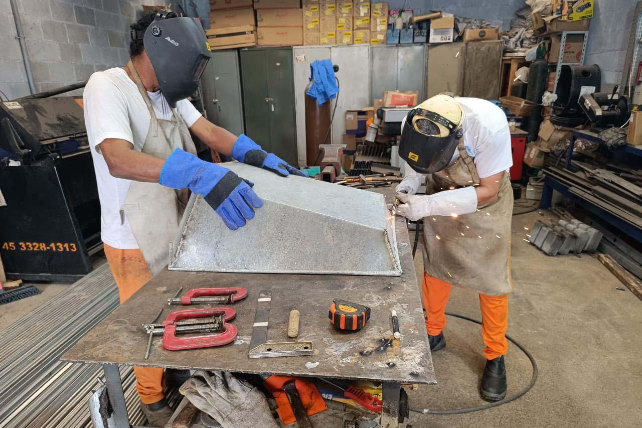 Presos de Piraquara produzem carrinhos de mão para auxiliar reconstrução de Rio Bonito do Iguaçu