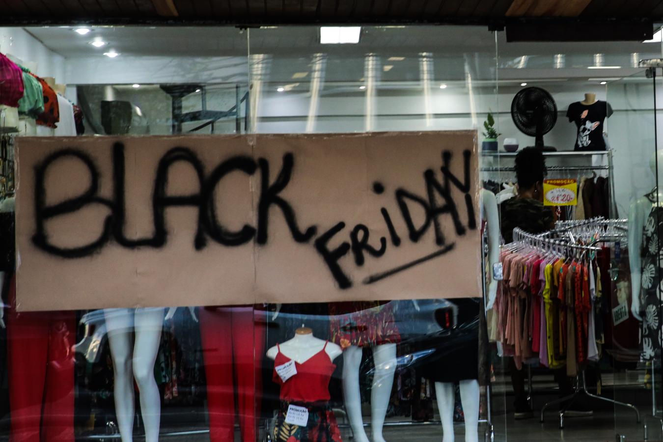 Procon-PR orienta consumidores para não cair em golpes na Black Friday