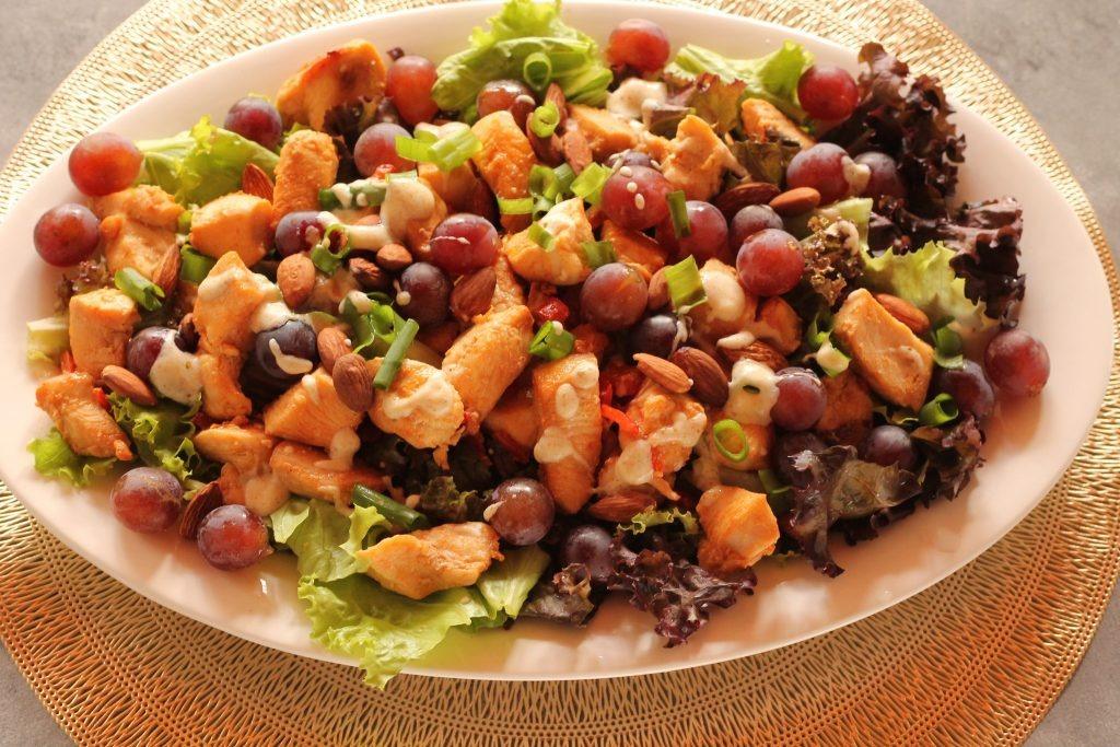 Salada de frango ao estilo indiano é uma opção leve e perfeita para o outono.