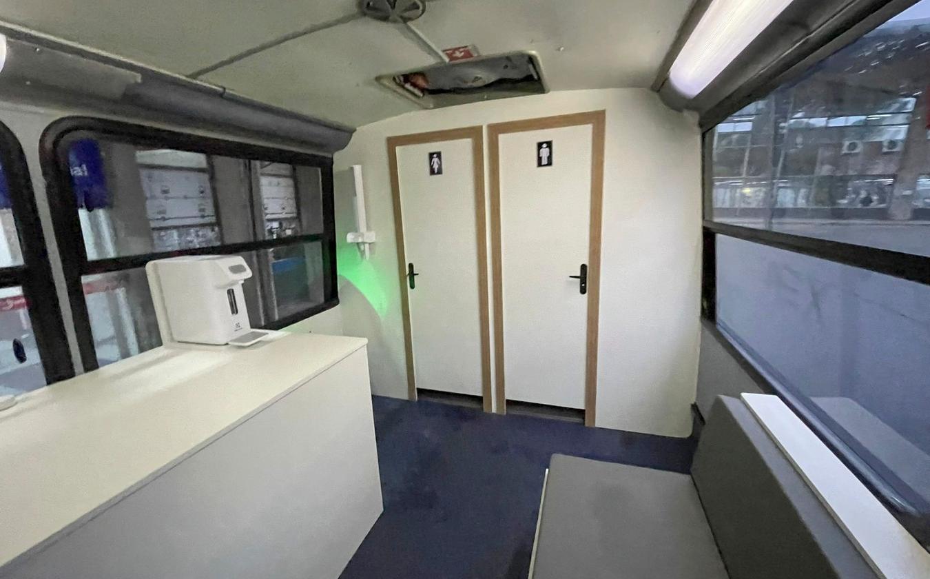 Urbs implanta ônibus itinerante com sanitários para atender trabalhadores das estações-tubo de Curitiba