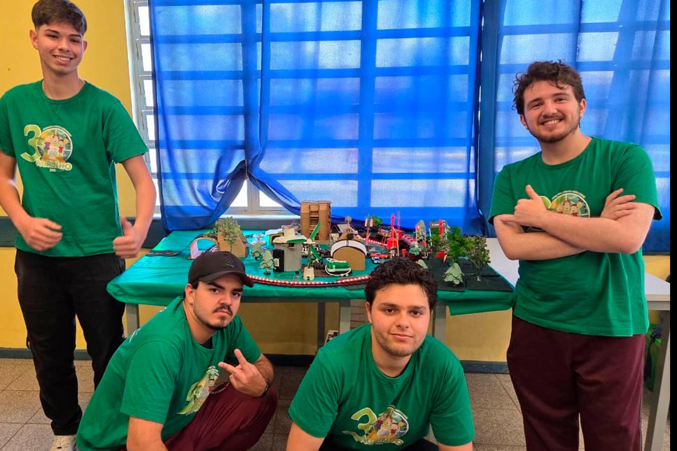 Alunos de Pinhais desenvolvem sistema inteligente de segurança na travessia de trilhos