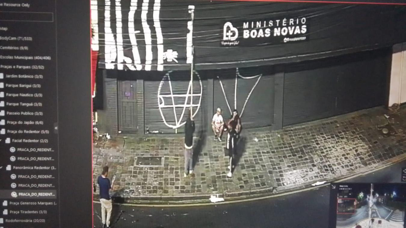 Câmeras da Muralha Digital flagram pichação na Praça do Redentor, no São Francisco; dois são detidos