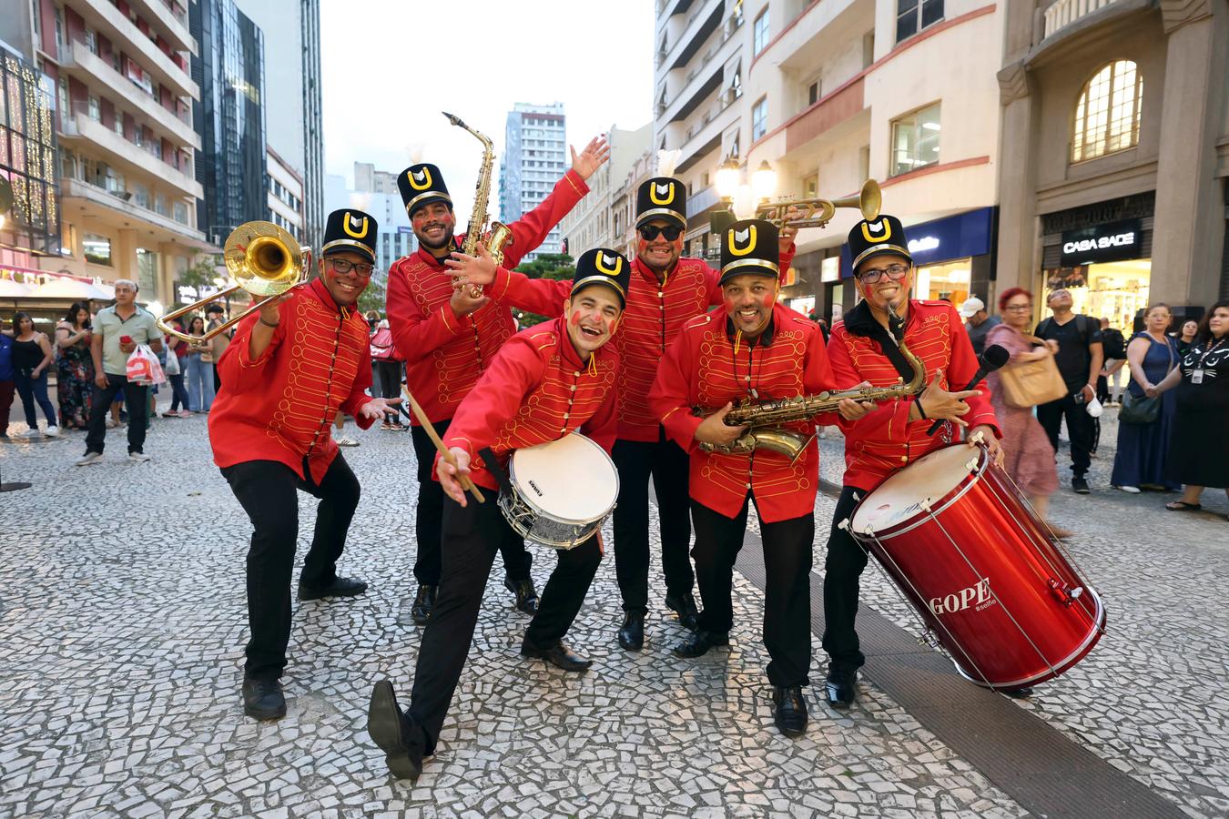 Circuito de Natal do Parque Náutico e shows na Rua Bley Zornig são os destaques de sexta-feira