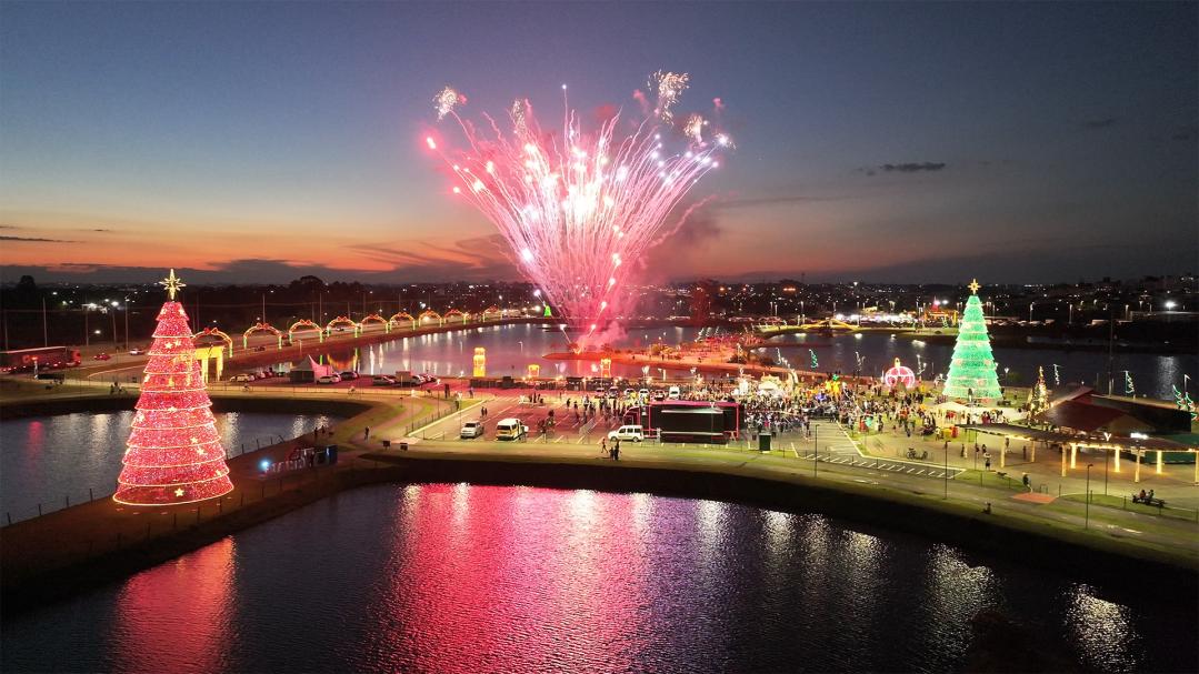Com decoração iluminada, fogos de artifício e encantamento, Pinhais dá início aos festejos de Natal