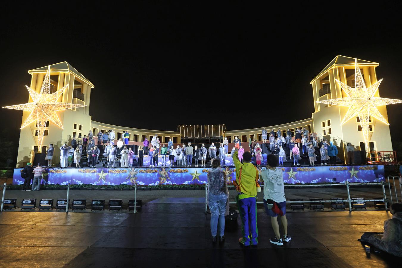 Elenco da superprodução do Parque Tanguá faz últimos ensaios para a estreia de sexta-feira no Natal de Curitiba