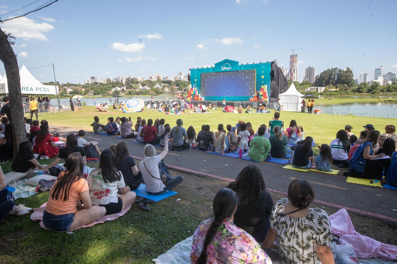 Em tarde ensolarada, cinema ao ar livre da Disney reúne crianças e famílias no Barigui