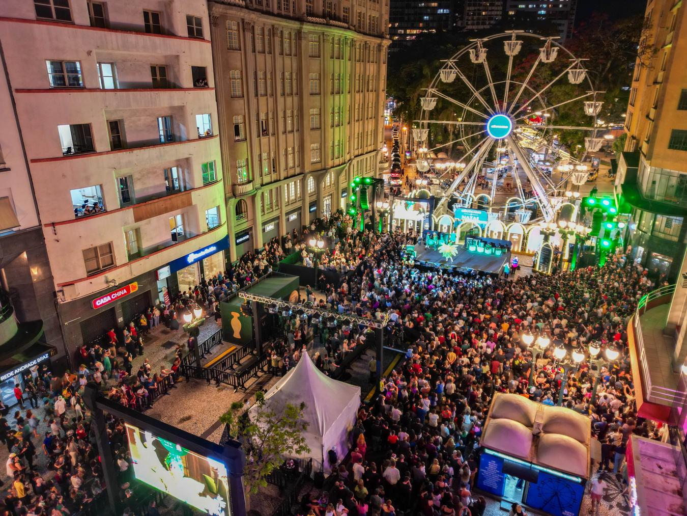 Espetáculo de Natal na roda-gigante do O Boticário na Rua XV atrai milhares de pessoas ao Centro de Curitiba