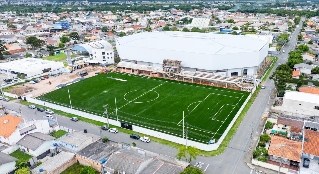 Estádio Municipal recebe gramado sintético e avança em outras frentes