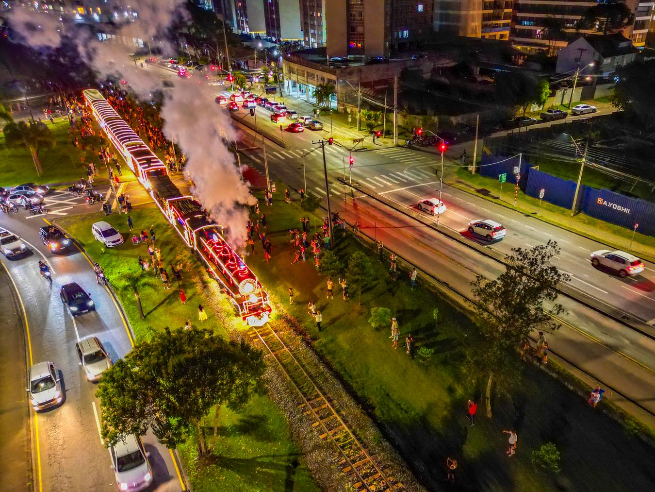 Famílias saem às ruas para acompanhar a passagem da Maria Fumaça do Natal