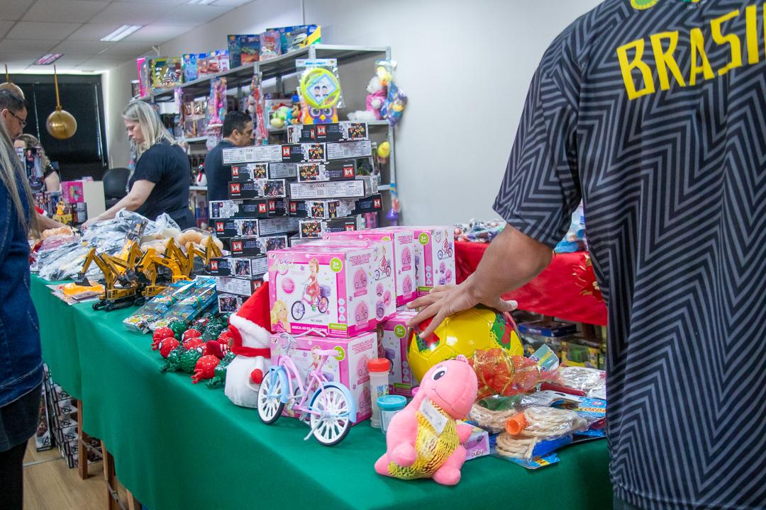 FAS vira loja de brinquedos e garante Natal inesquecível para crianças e adolescentes acolhidos
