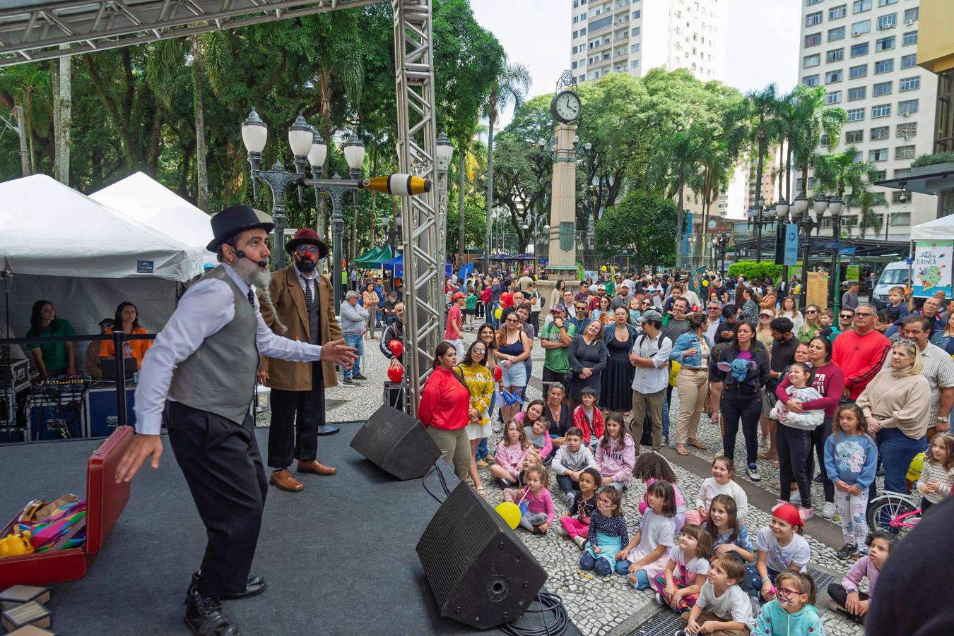 Oficina leva música antiga e MPB para novos palcos do Centro de Curitiba
