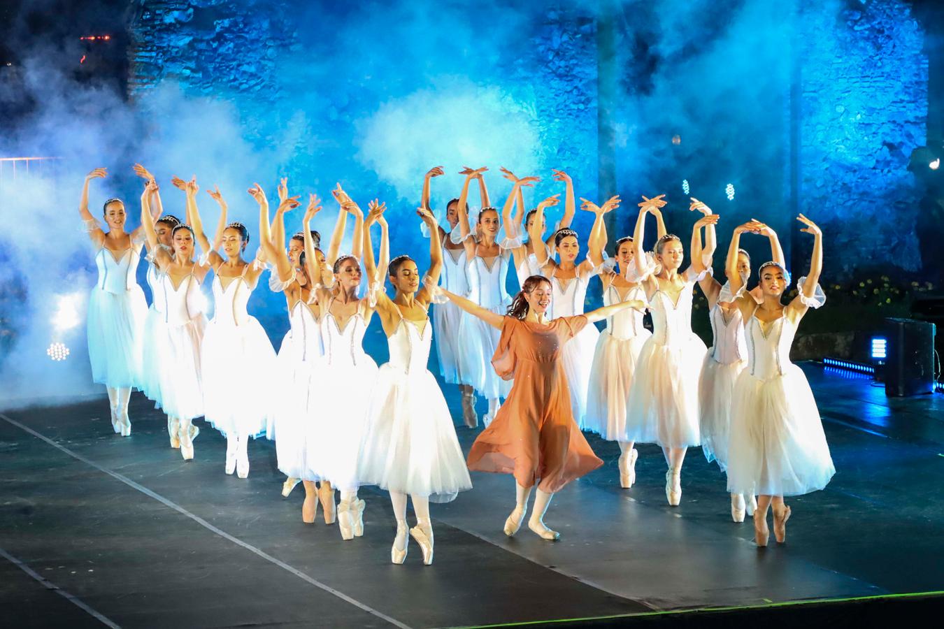 População lota arquibancadas nas Ruínas de São Francisco para ver o balé O Quebra-Nozes