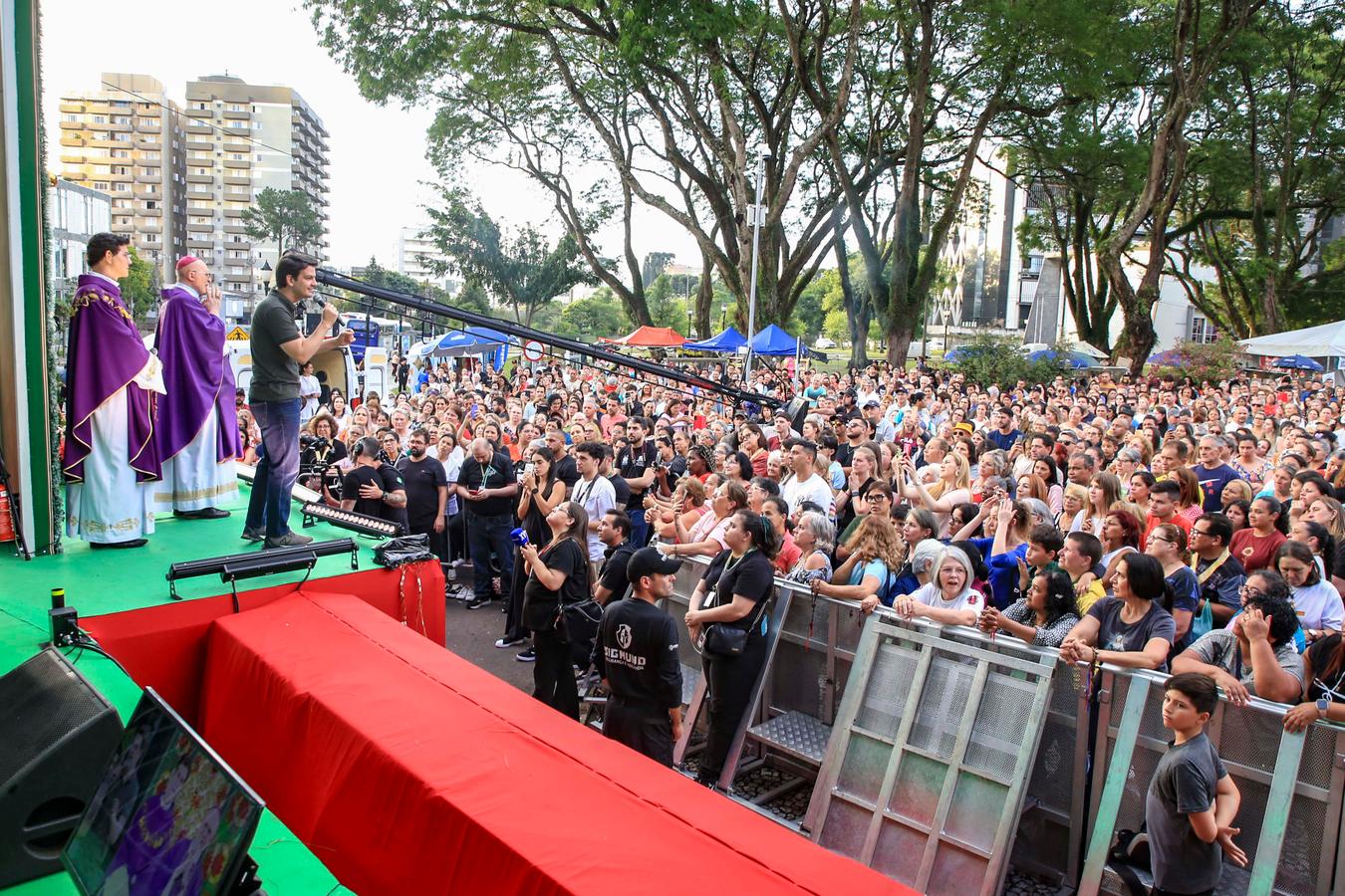 Prefeito Eduardo Pimentel participa do 22º Natal Solidário, que promove fé e arrecadação de alimentos na capital