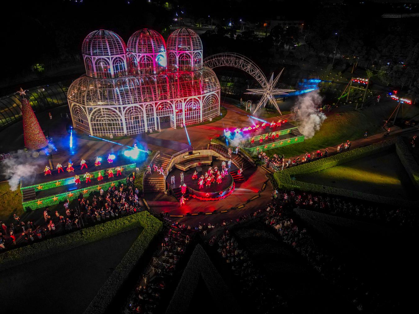 Prefeito Eduardo Pimentel prestigia estreia de O Sonho do Papai Noel, no Jardim Botânico