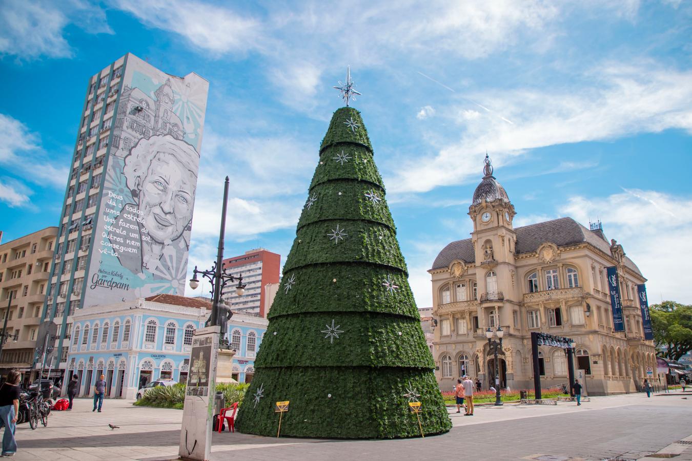 Roteiro iluminado: saiba onde ver as árvores do Natal de Curitiba até o dia 6 de janeiro