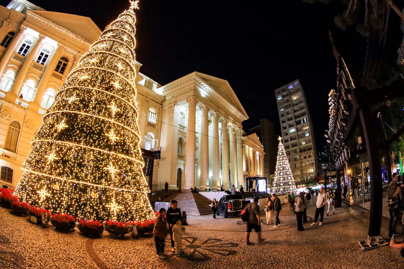 Roteiro iluminado: saiba onde ver as árvores do Natal de Curitiba até o dia 6 de janeiro