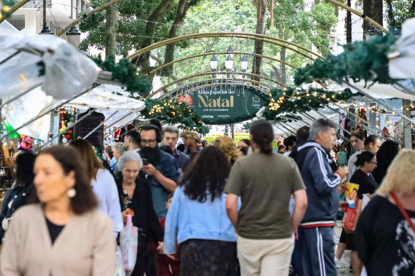 Últimos dias da Feira Especial de Natal da Praça Osório atraem moradores e turistas que ainda não compraram seus presentes