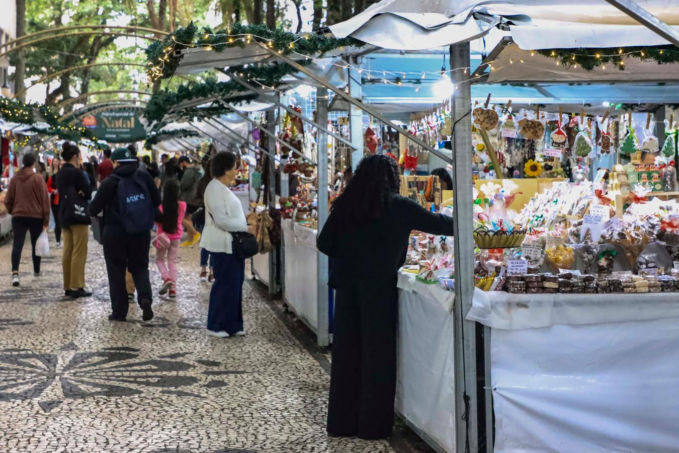 Últimos dias da Feira Especial de Natal da Praça Osório atraem moradores e turistas que ainda não compraram seus presentes