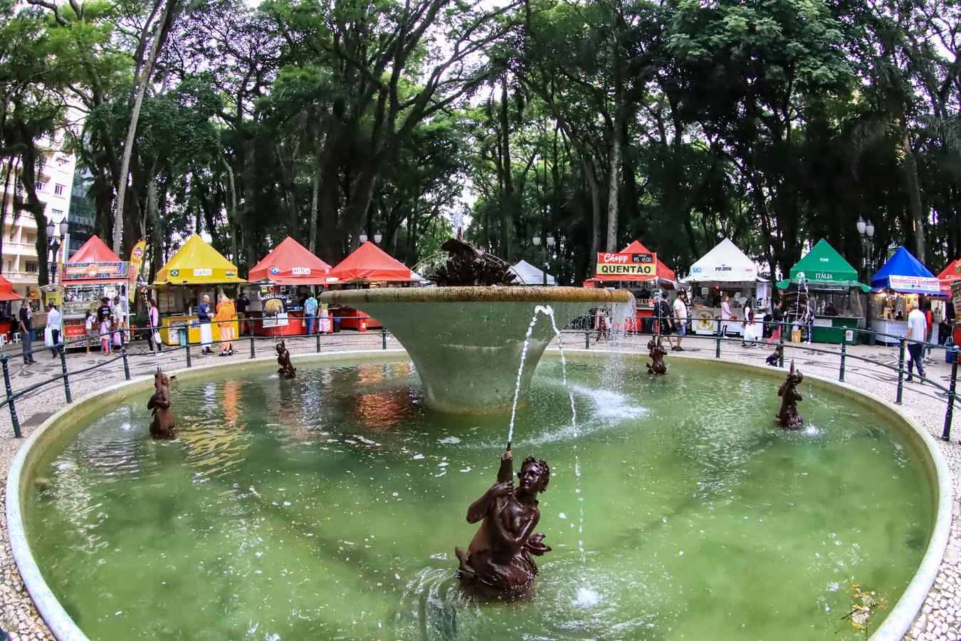Últimos dias da Feira Especial de Natal da Praça Osório atraem moradores e turistas que ainda não compraram seus presentes