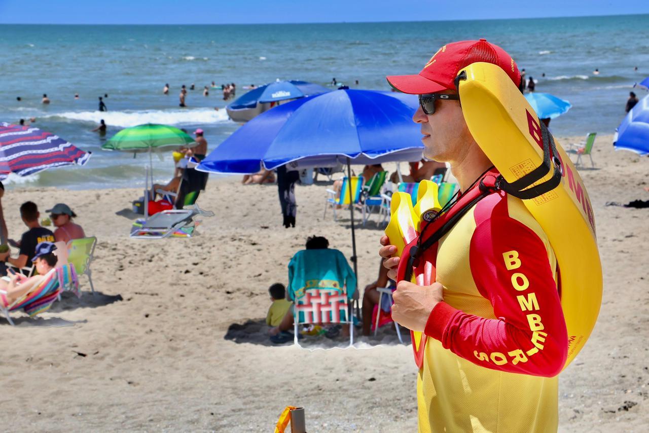 Ação e prevenção: bombeiros fazem 52 mil orientações aos banhistas no Litoral