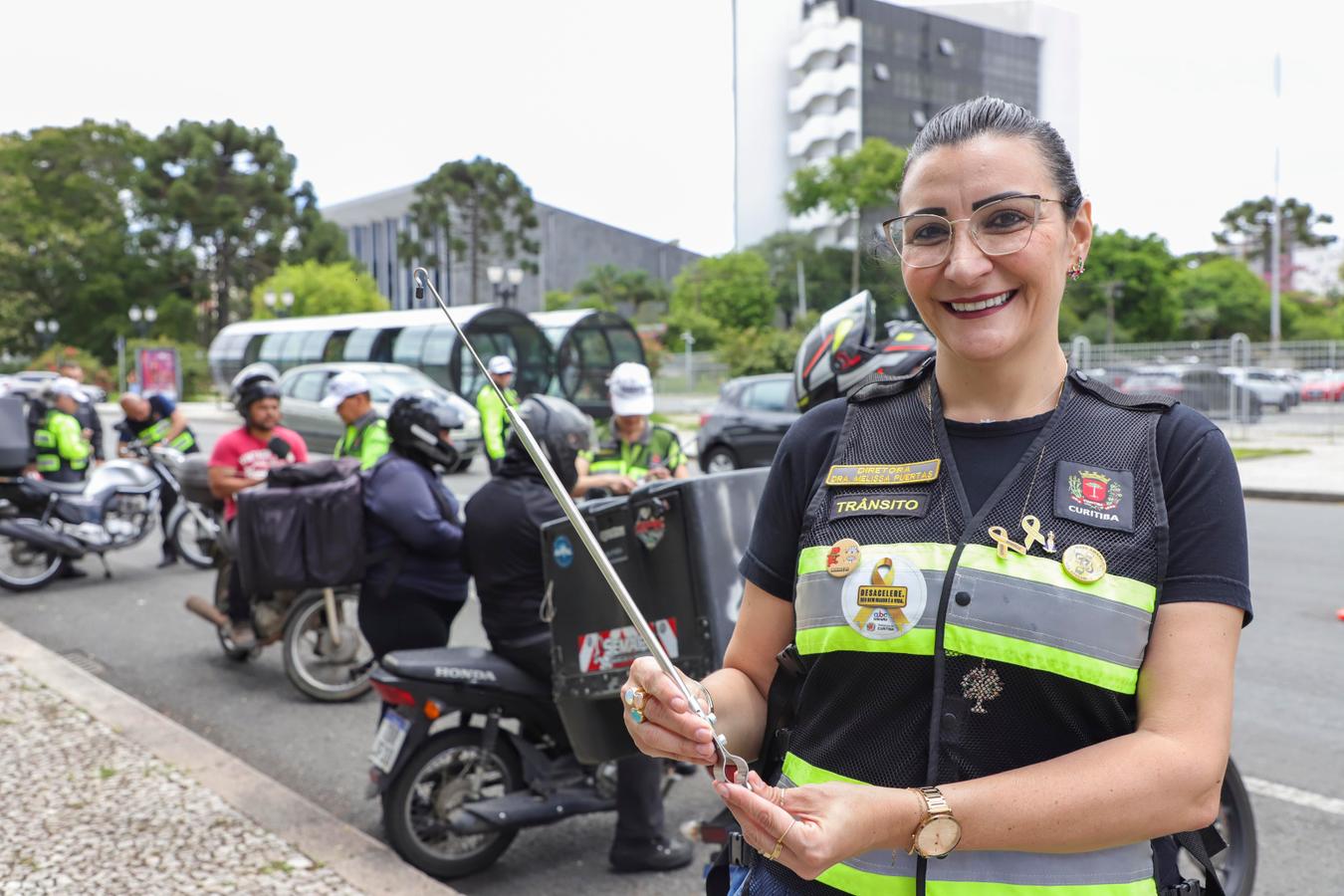 Blitz educativa instala antenas corta-pipas para proteger motociclistas contra acidentes com cerol