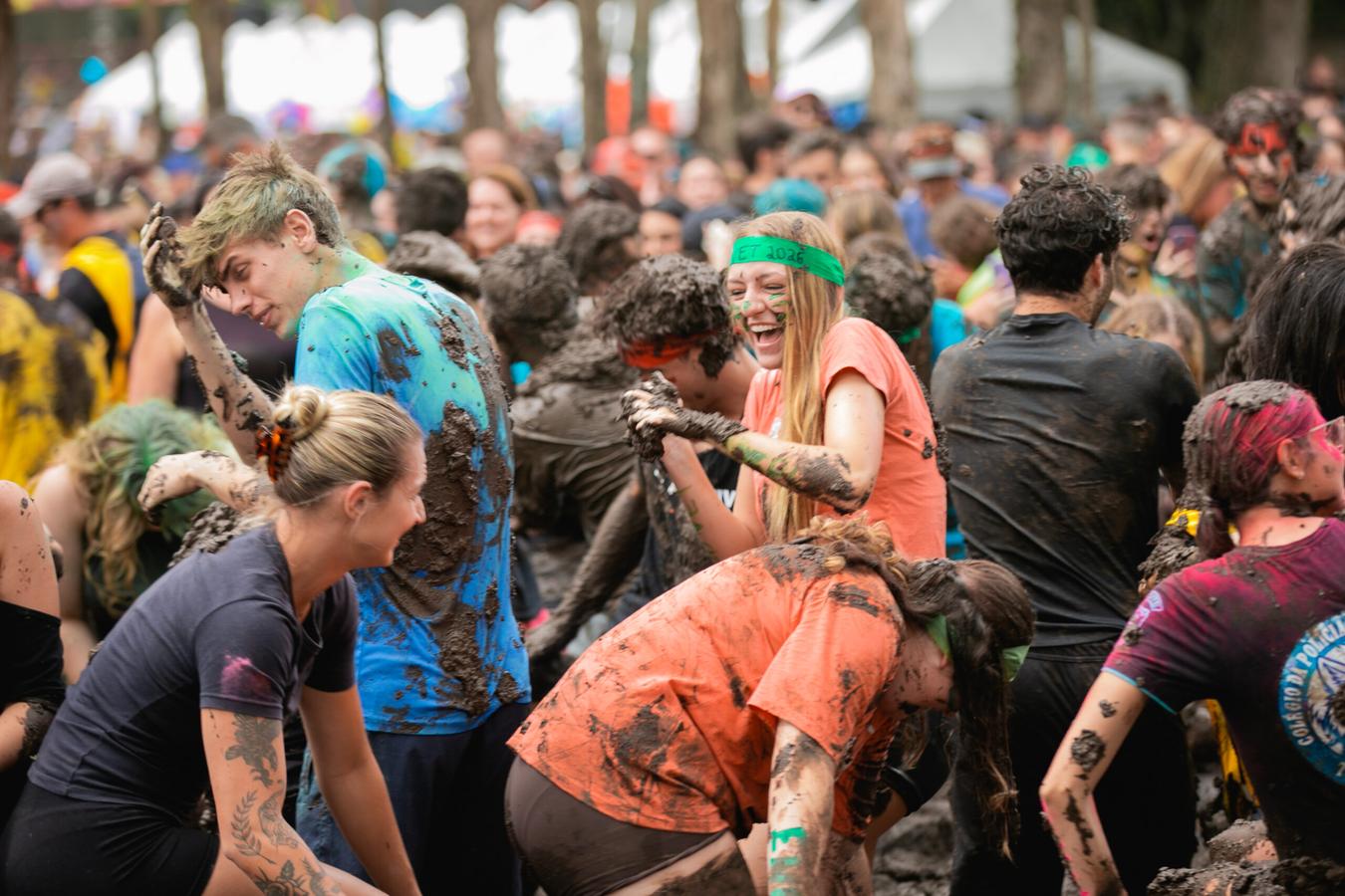 Calouros da UFPR comemoram aprovação no Banho de Lama 2026