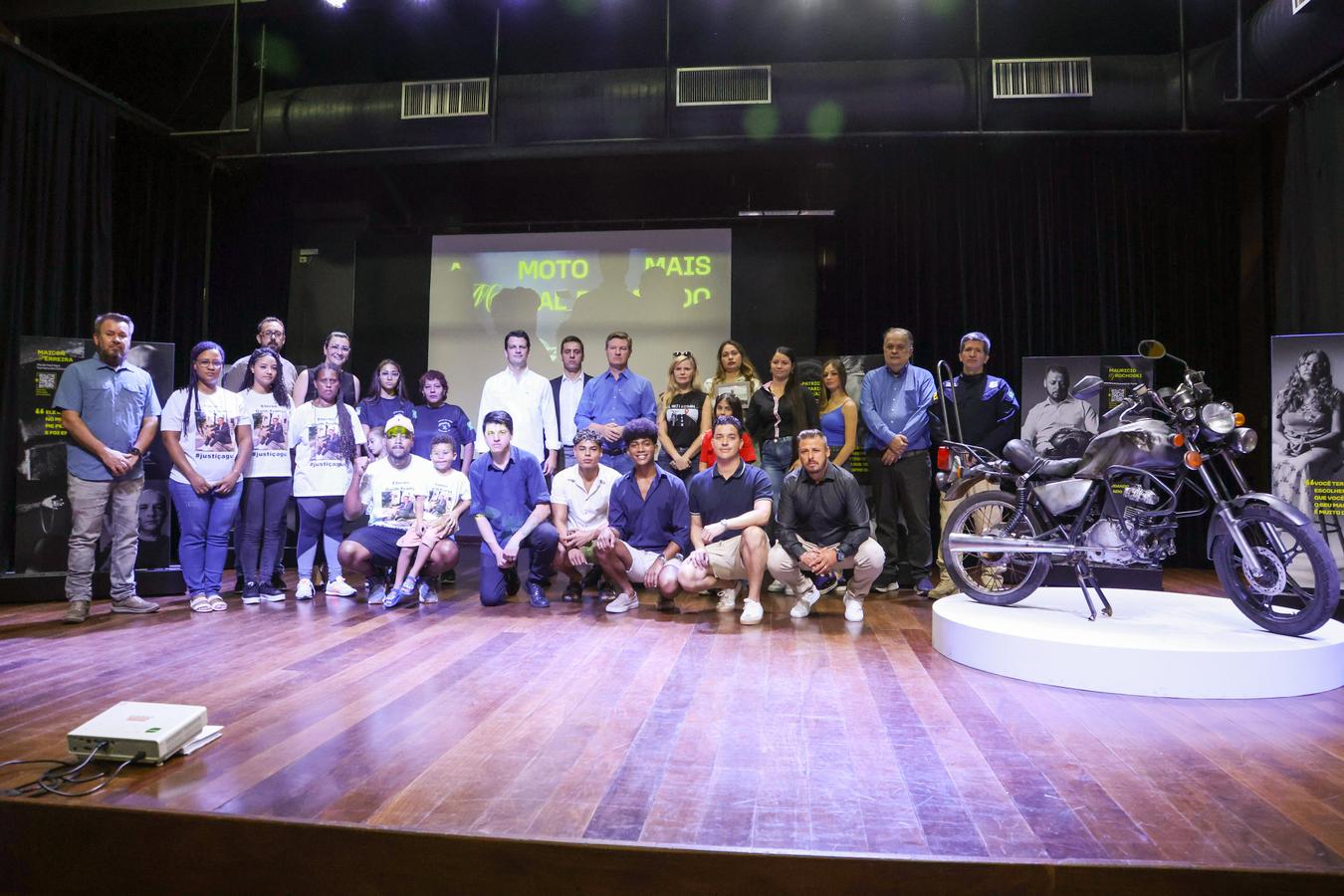 Campanha da Prefeitura de Curitiba cria motocicleta feita com peças de outras 12 motos envolvidas em acidentes com vítimas fatais