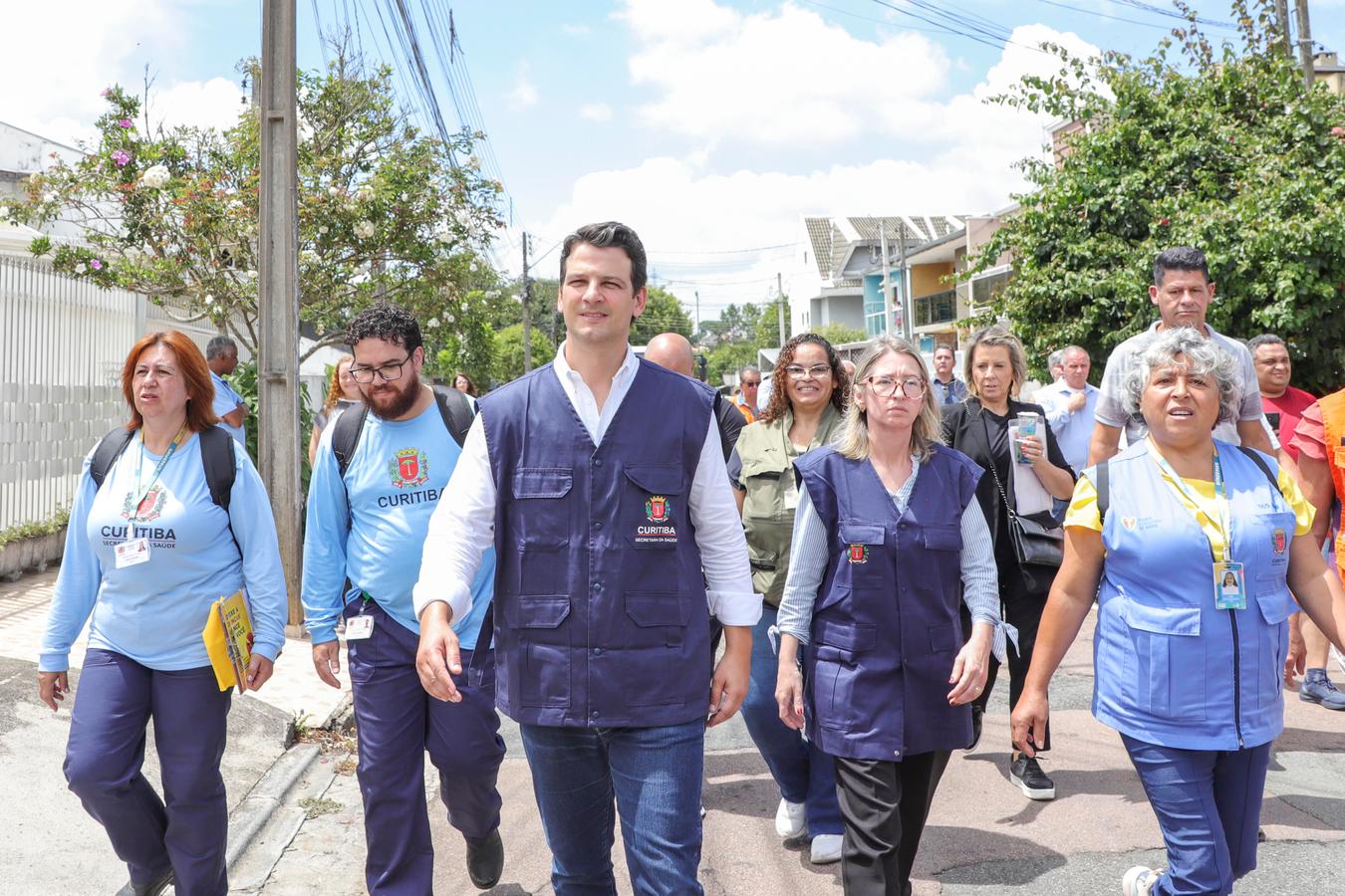 Curitiba terá dois mutirões da dengue por semana em 2026; prefeito Eduardo Pimentel liderou o primeiro, no Sítio Cercado