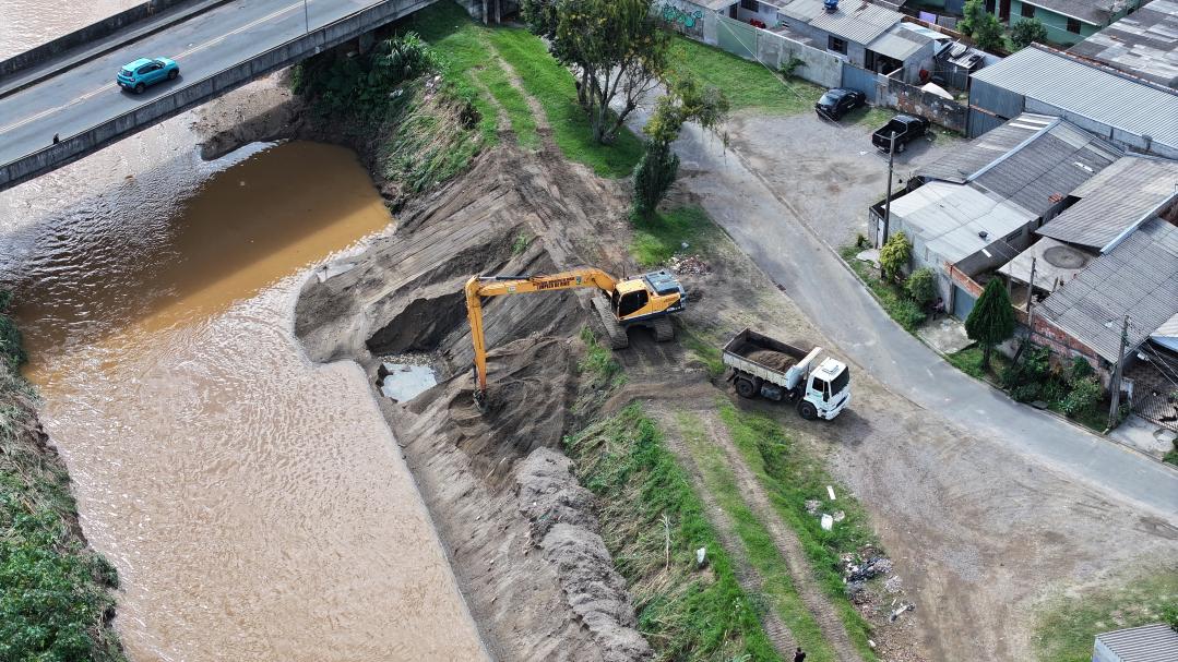 Drenagem urbana: prefeitura retira 60 mil metros cúbicos de material dos rios em 2025