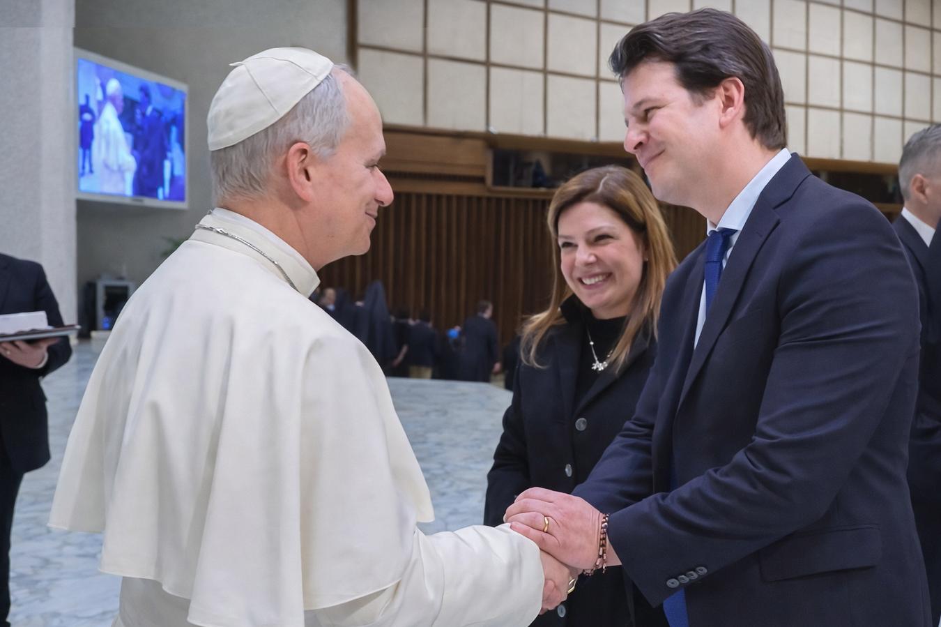 Durante audiência no Vaticano, prefeito Eduardo Pimentel convida Papa Leão XIV para visitar Curitiba